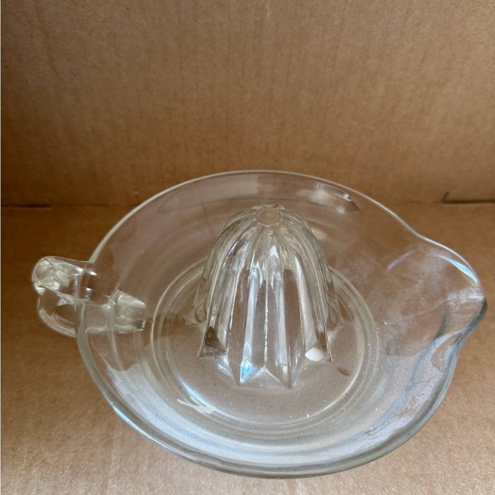 Vintage glass citrus juicer‎